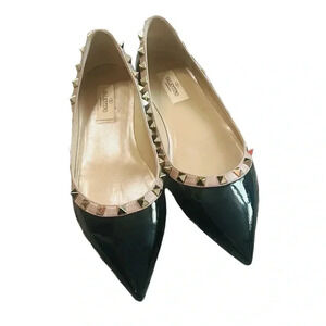Authentic VALENTINO
Black/Nude Patent  Leather Rockstud Flats Size US 38
